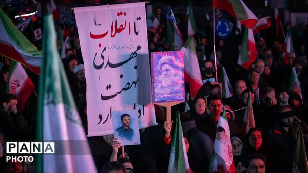 تشییع پیکر پاک سردار شهید محمدرشیدی فرهاد بر دستان مردم کرج 