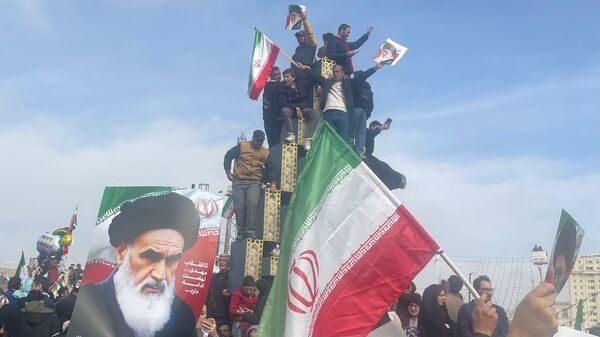 حضور گسترده و منسجم دانش آموزان و فرهنگیان منطقه ۱۰ در راهپیمایی ۲۲ بهمن ماه