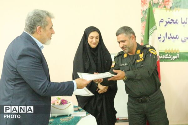 تأکید مدیر آموزش‌وپرورش فیروزکوه بر نقش راهبردی انجمن اولیا و مربیان در نشست دبستان نجمه
