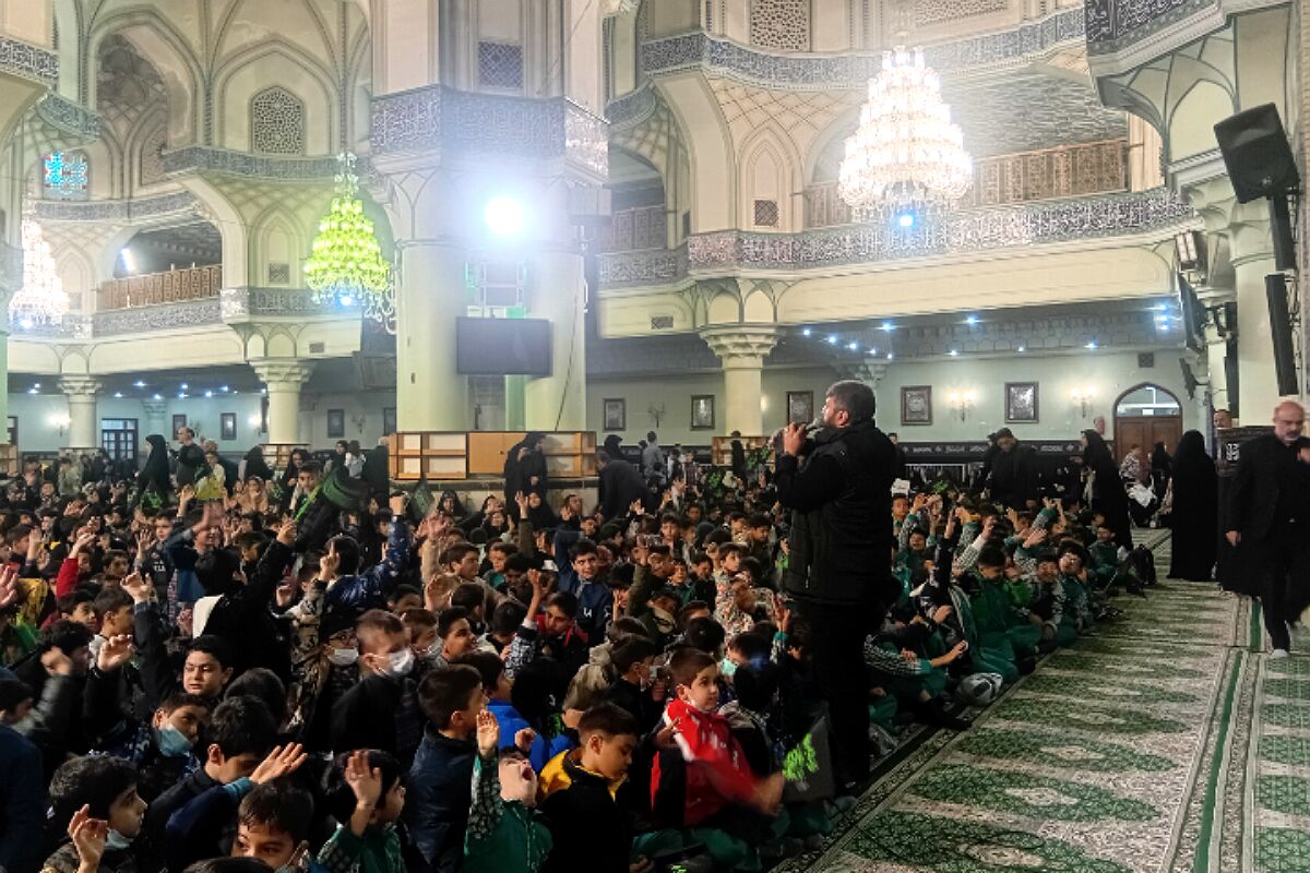 حضور دانش‌آموزان ناحیه دو شهرری در مراسم نوگلان فاطمی