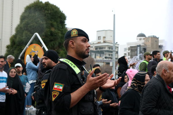 لحظه تحویل سال نو در کنار بارگاه ملکوتی امام رضا (ع)