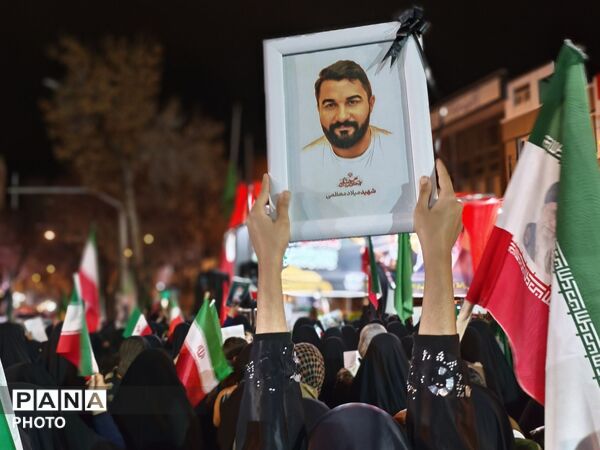 حضور حماسی مردم شهرستان قروه در زیر باران رحمت برای دفاع از میهن خویش نشان دادن وحدت خود به دشمنان ایران