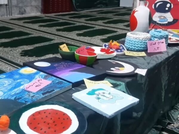 نمایشگاه دست سازه های دانش آموزان دبیرستان بهار آزادی