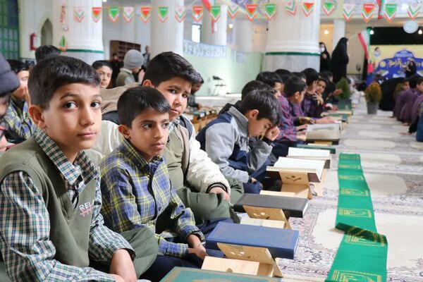 محفل هزار نفری انس با قرآن در ابرکوه همزمان با دهه فجر