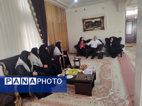 دیدار دانش‌آموزان هنرستان بصیرت با خانواده جانباز قاسم رسائی پور