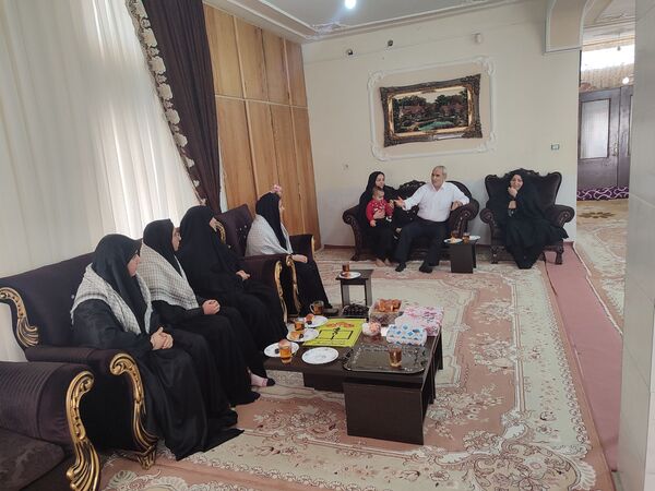 دیدار دانش‌آموزان هنرستان بصیرت با خانواده جانباز قاسم رسائی پور
