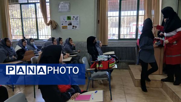 آموزش کمک‌های اولیه مانور زلزله به دانش‌آموزان دبیرستان شهید دهقان