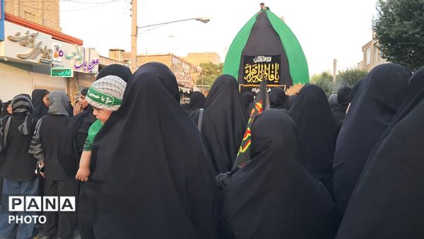 نخل برداری و علم گردانی در روز عاشورا - یزد