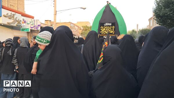 نخل برداری و علم گردانی در روز عاشورا - یزد
