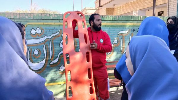 آموزش کمک‌های اولیه مانور زلزله به دانش‌آموزان دبیرستان شهید دهقان