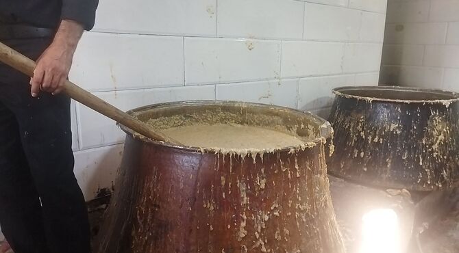 پخش نذری عاشورای حسینی در روستای حسن آباد بلهر 