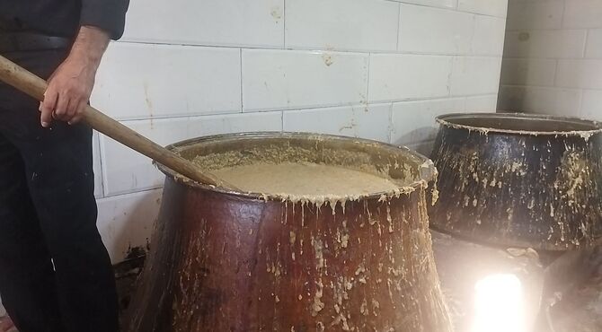 پخش نذری عاشورای حسینی در روستای حسن آباد بلهر 