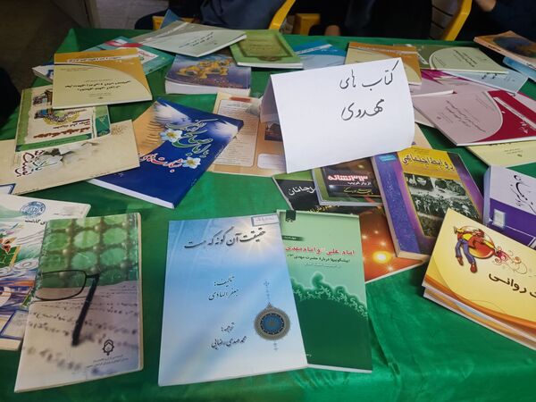 جشن کتاب و مطالعه در دبیرستان دخترانه متوسطه اول 15 خرداد 