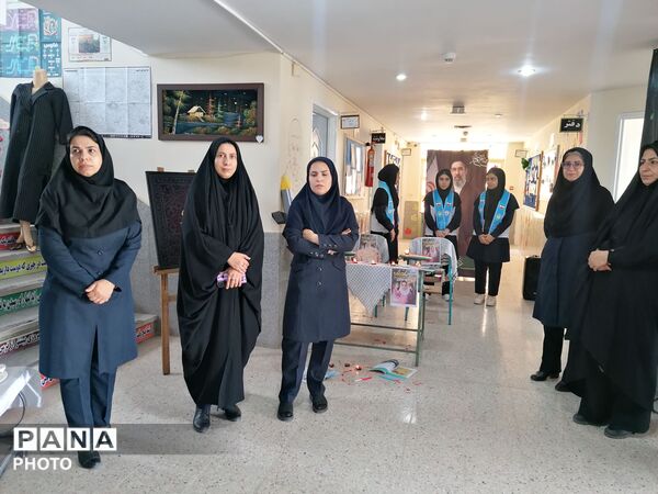 افتتاح نمایشگاه دست سازه‌های هنری در هفته مشاغل