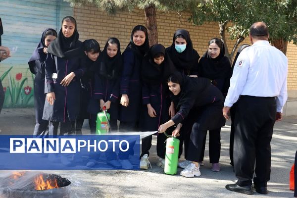 آموزش رایگان اطفای حریق برای ۹۹ دانش‌آموز ماهدشت کرج