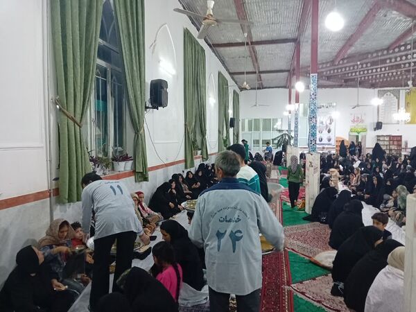 سفره افطار متبرک به آقا سید‌محمد(ع) در ماه مهمانی خدا در امامزاده سیدمحمد(ع) کاشمر