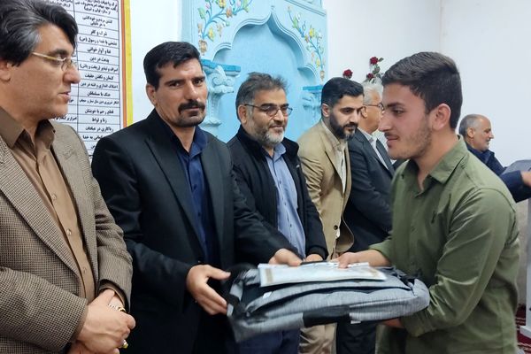 محفل انس با قرآن و یادواره شهدای دانش‌آموز در مدرسه شاهد شهید بشارت 