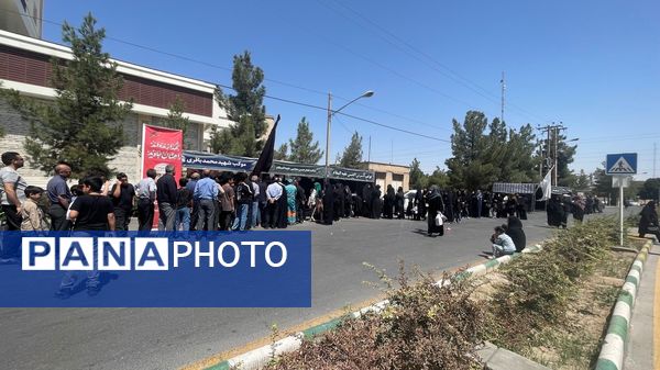 بازآفرینی مسیر عشق؛ جاماندگان اربعین در شبیه‌سازی مواکب نجف تا کربلا گردهم آمدند‌.