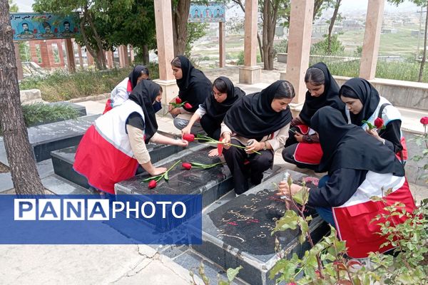 ادای احترام جمعیت هلال‌احمر بانه به شهدا در هفته هلال‌احمر