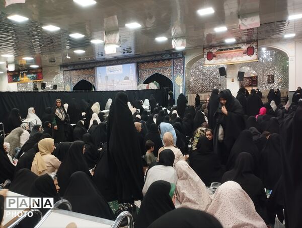  نماز جماعت در امامزاده سید حمزه کاشمر 