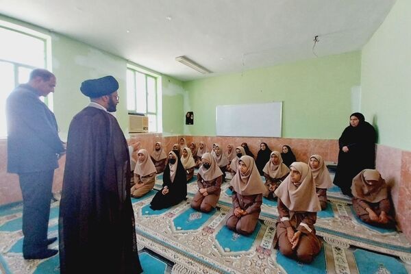 نماز جماعت در آموزشگاه شکوه زاویه فین