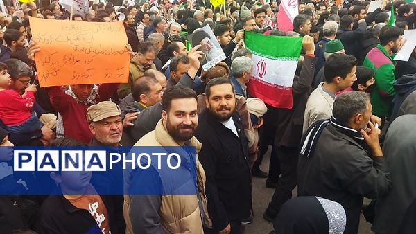 حضور افشار مختلف مردم نیشابور در راهپیمایی ۲۲ بهمن 