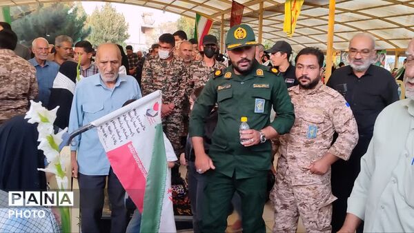 غبارروبی مزار شهدا در گلستان شهدای کهریزسنگ