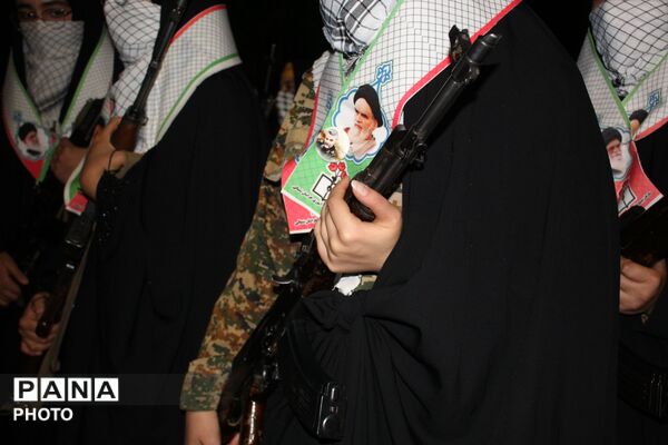 حضور پرشور دختران جان‌فدا در اجتماع شبانه با لباس بسیجی