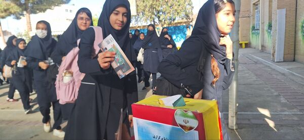 برگزاری جشن عاطفه ها در دبیرستان فرزانگان دوره ی اول 