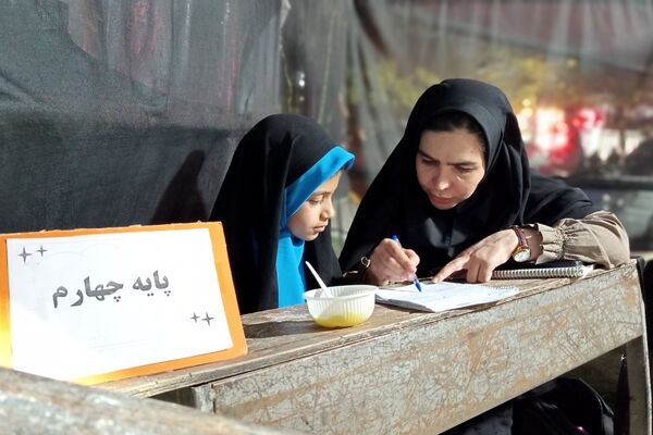 حضور پرشور مردم بروجرد در اجتماع شبانه؛ نمایش همبستگی و پایبندی به آرمان‌های ملی