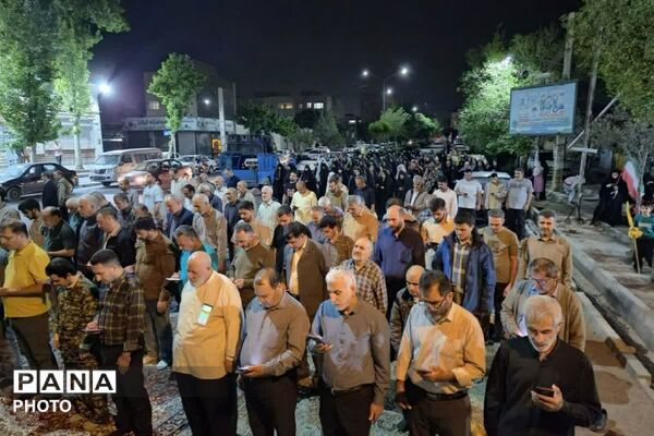 شکوه اقتدار؛ اقامه نماز استغاثه در راهپیمایی شبانه فاز۲ اندیشه 