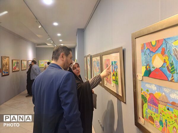 نمایشگاه آثار هنری اعضای کانون پرورش فکری کودکان و نوجوانان قم در مجموعه کتاب سرو