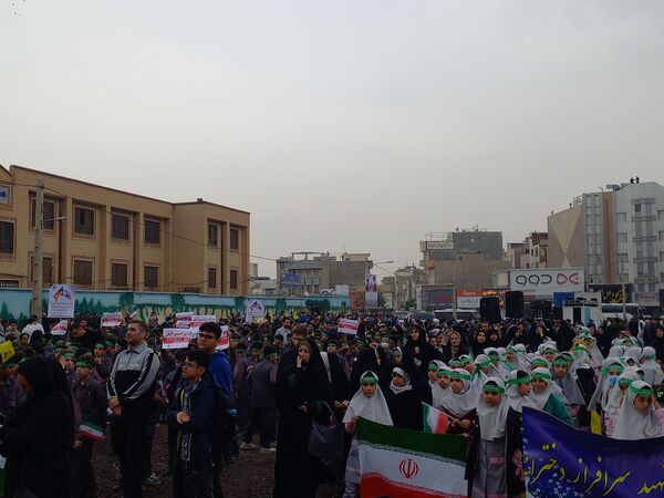 حضور دانش آموزان اسلامشهری در راهپیمایی ۱۳ آبان