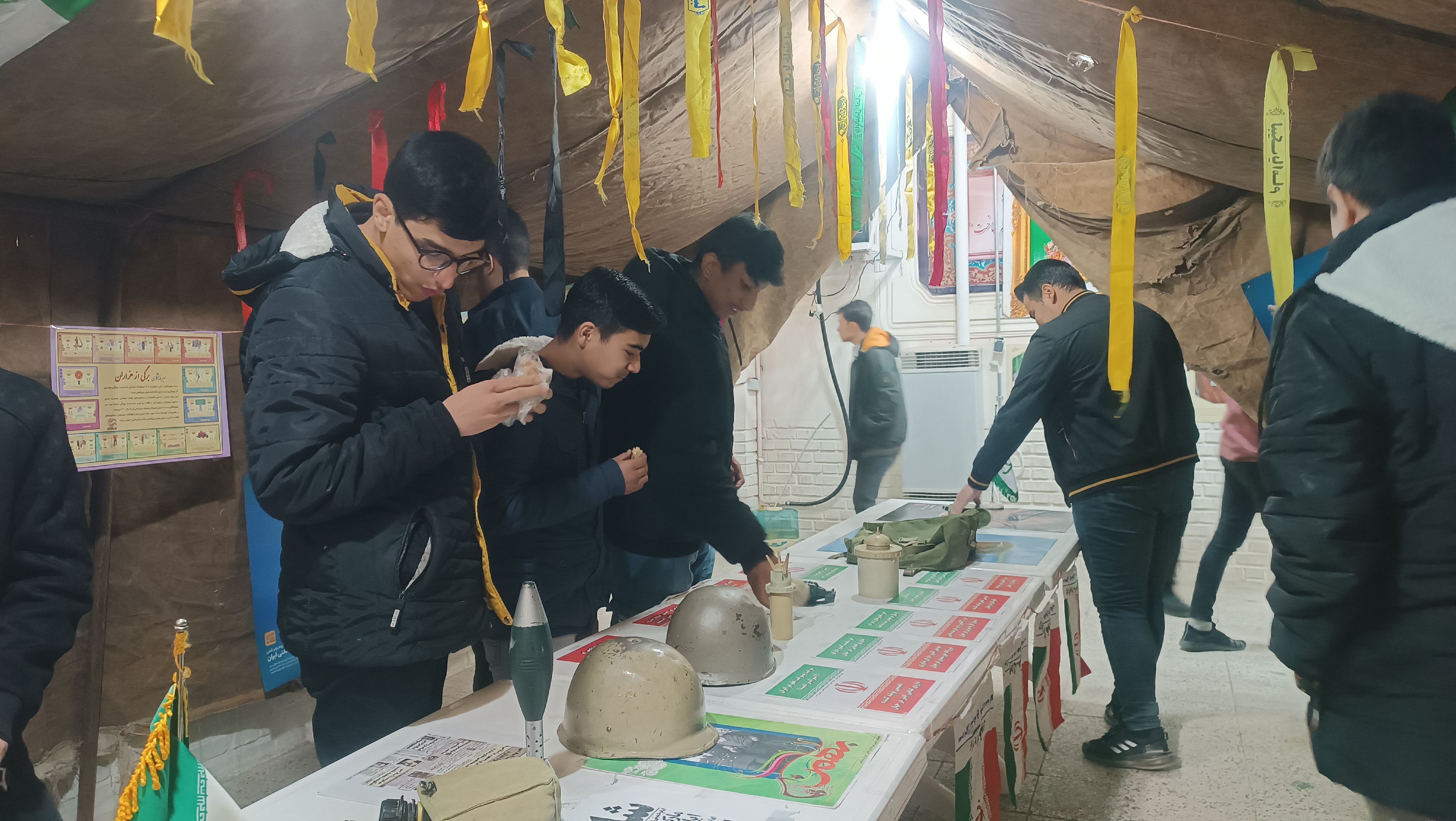 گذری بر روز اول و روز دوم نمایشگاه دهه فجر دبیرستان شاهد ابوذر غفاری