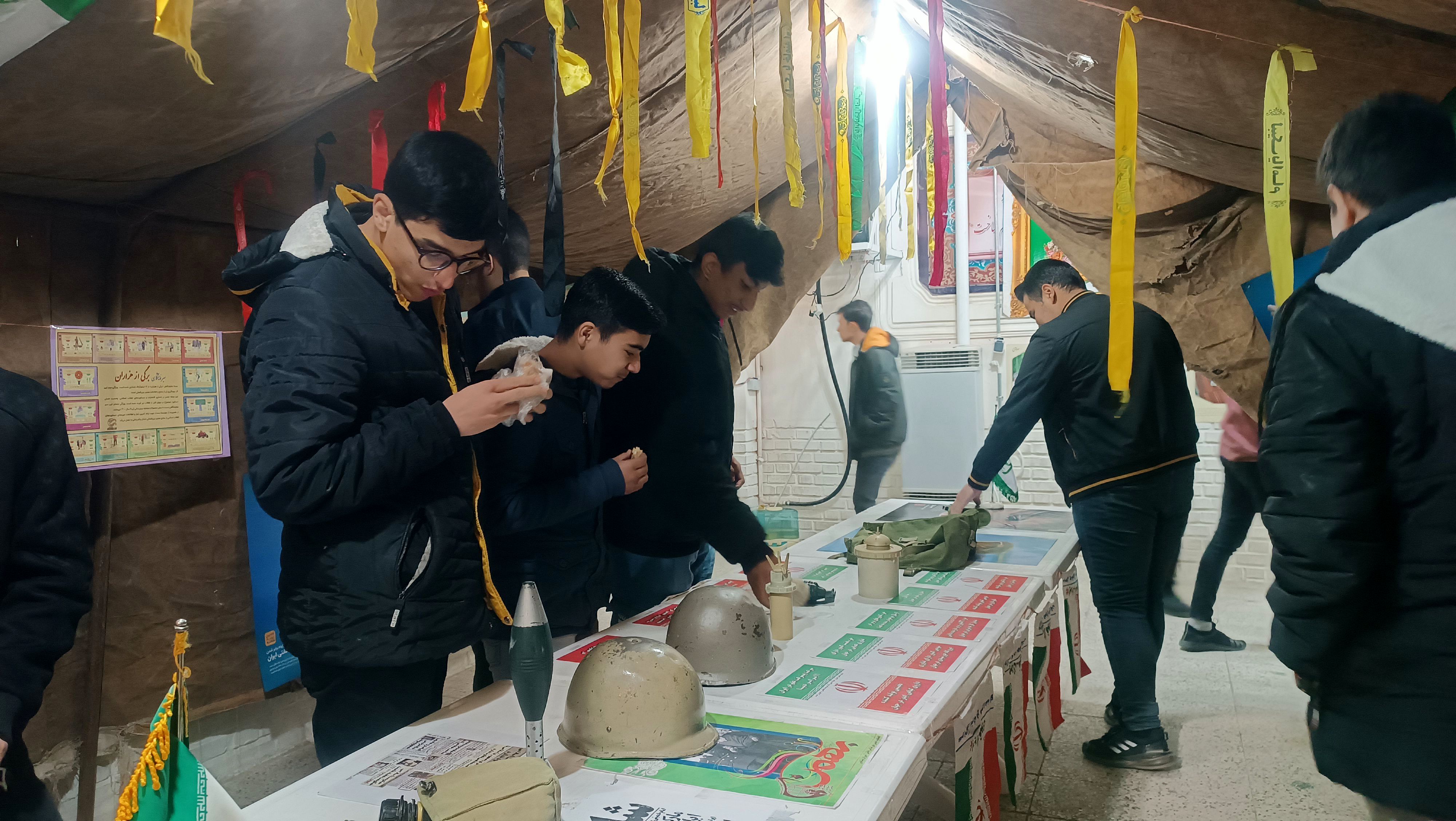 گذری بر روز اول و روز دوم نمایشگاه دهه فجر دبیرستان شاهد ابوذر غفاری