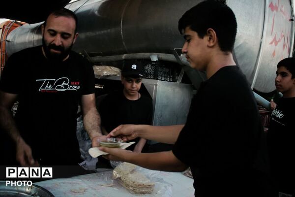 حضور خانوادگی نوجوانان دهه نودی در پیاده روی اربعین حسینی(ع)