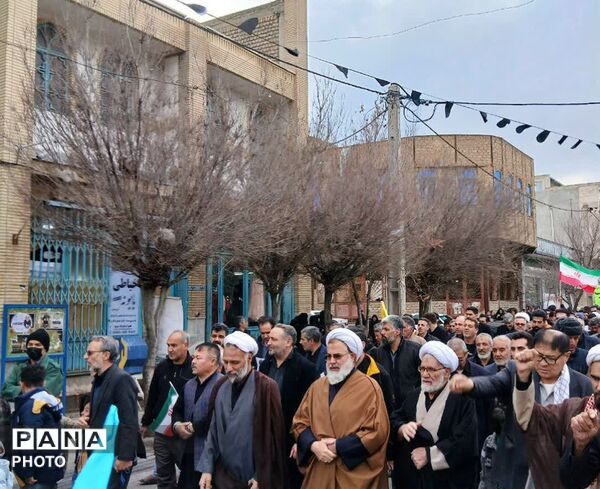 قیام معلمان و دانش‌آموزان شهرستان جعفرآباد برای خونخواهی امام شهید