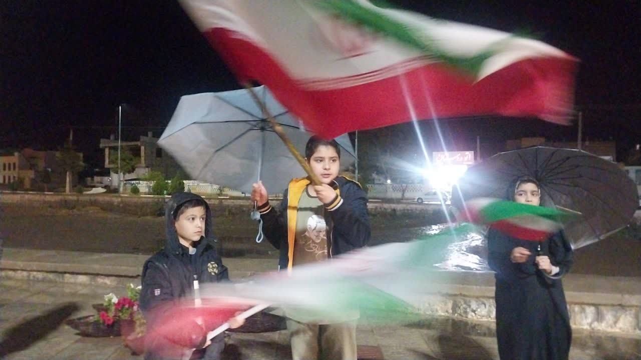 زنجیره انسانی و روایت حضور موثر مردمی در میدان امام تفت