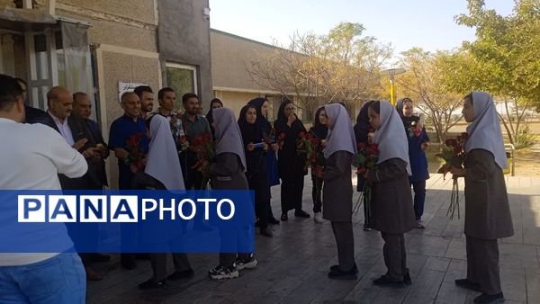 قدردانی پیشتازان دبستان شهید نجفی فدافن از پرستاران بیمارستان حضرت ابوالفضل 