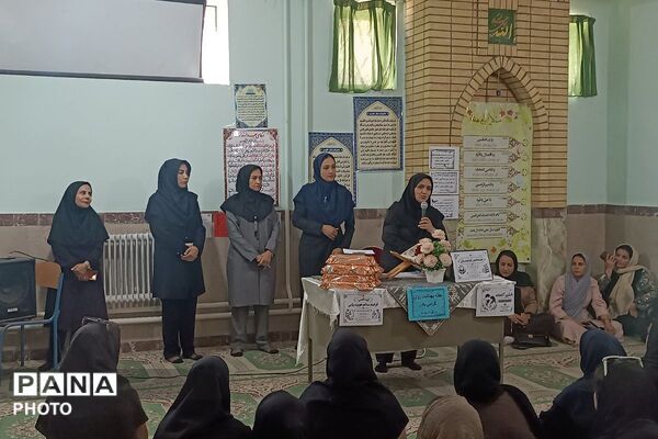 جلسه انجمن اولیا و مربیان وحضور مشاور خانواده با موضوع پیشگیری از اعتیاد 