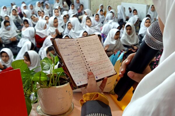 برگزاری جشن روز مادر در دبستان ایمان رباط‌کریم