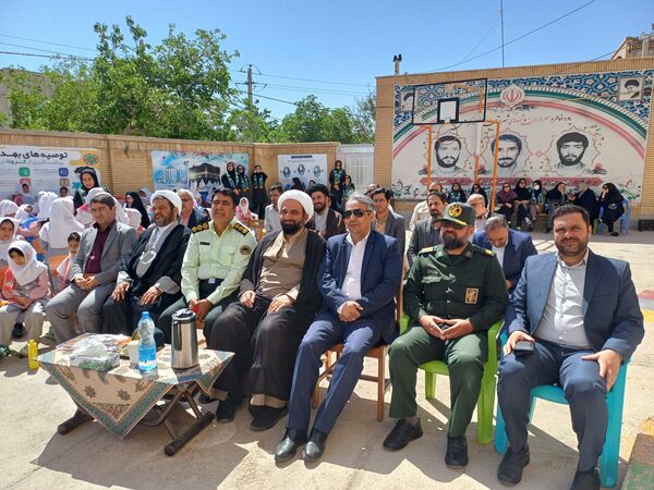نواختن زنگ سپاس معلم در دبستان دخترانه شاهد نرگس