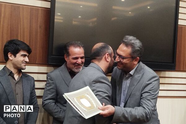 تقدیر از معلمان نمونه استانی به مناسبت گرامیداشت هفته معلم در ناحیه دو شهرری 