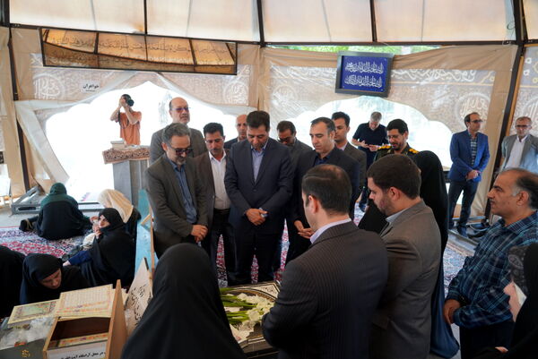 مراسم عطرافشانی قبور مطهر شهدا باحضور مدیرکل آموزش‌وپرورش استان اصفهان