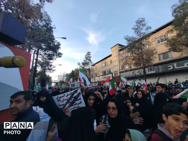 دانش آموزان کرمانی در سوگ «شهدای دبستان شجره طیبه میناب»