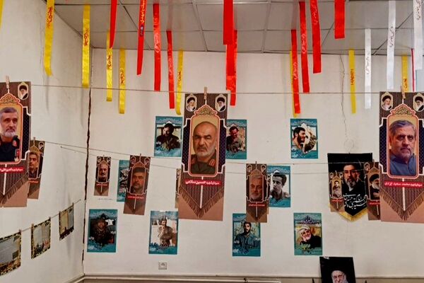 نمایشگاه تصاویر شهدای جنگ رمضان در روستای مومن آباد قم