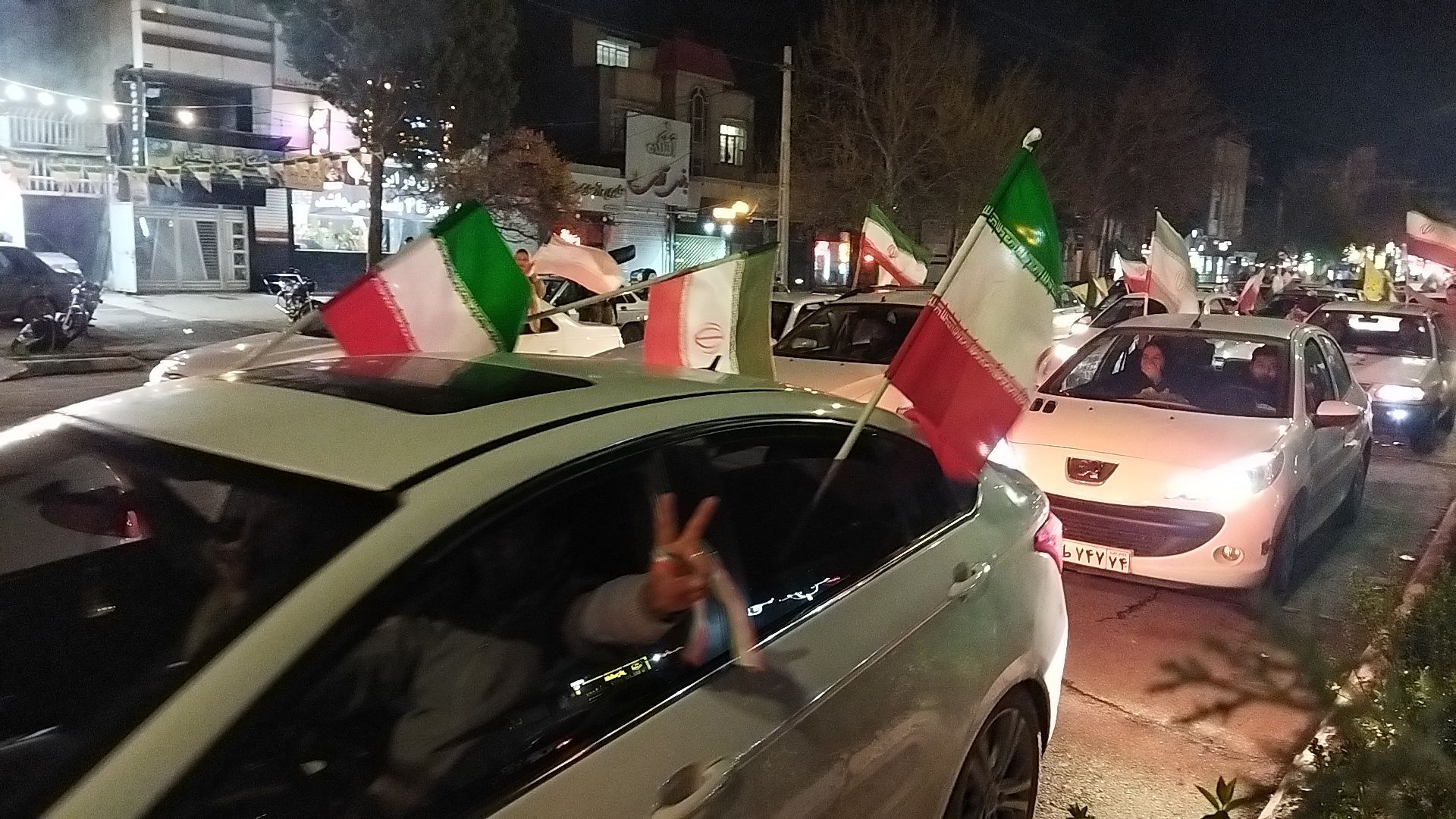 رژه ماشینی عاشقان وطن با خودرو های خود در بلوار فضل نیشابور 
