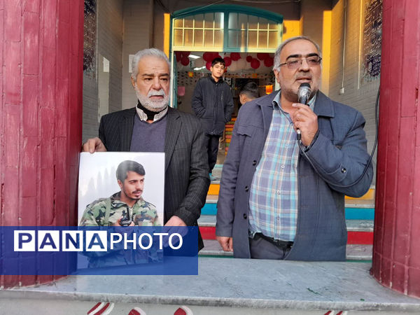 تقدیر دانش‌آموزان یک مدرسه در قم از پدر شهید کریمی