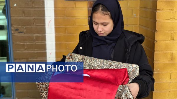 عطر حسینی در مدرسه نوشین بختیاری؛ ورود پرچم متبرک امام حسین(ع) و اجرای پویش «دانش‌آموز حرم‌ساز» در جوادآباد