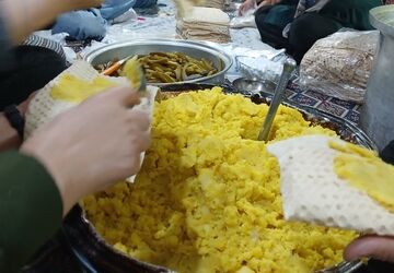 تهیه و آماده سازی لقمه های نذری توسط دانش آموزان آموزشگاه حجاب